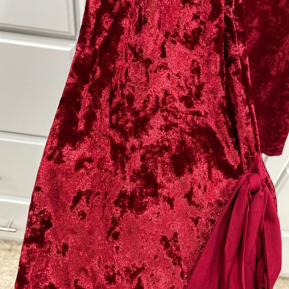 Ganjo LA cold shoulder crushed velvet-look top - Picture 2 of 8